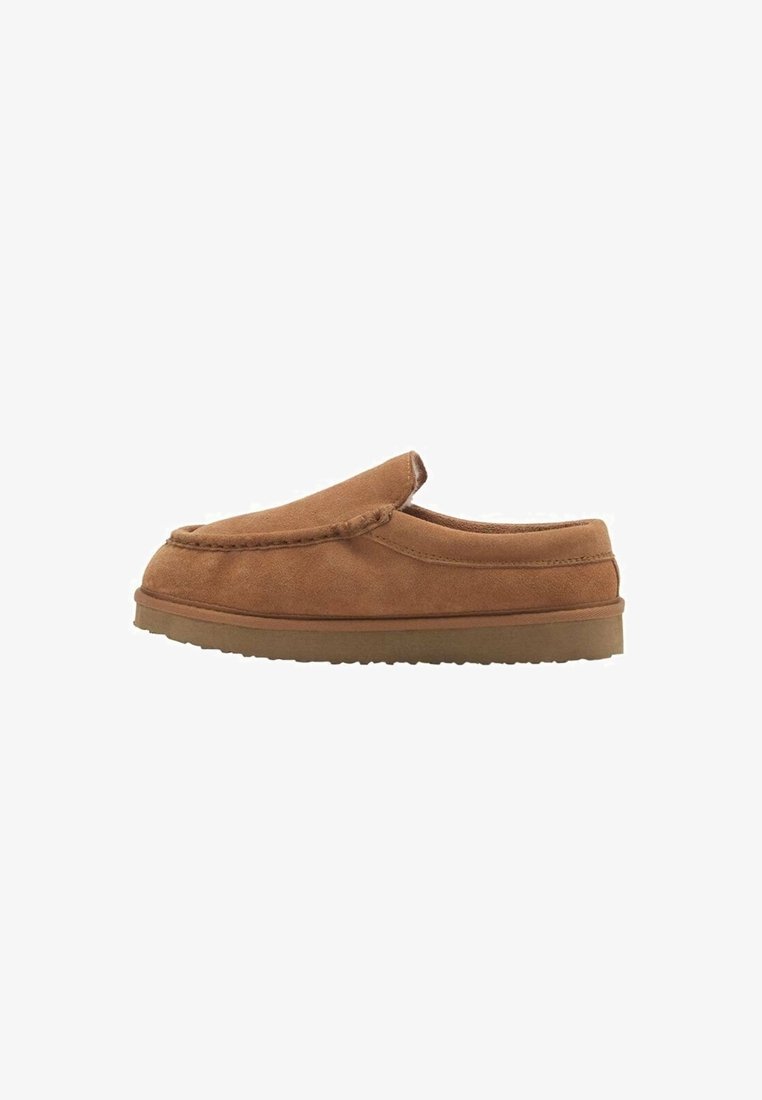 Chaussure marron en daim sans lacets avec couture surélevée et semelle en caoutchouc plate, conçue pour un usage décontracté.