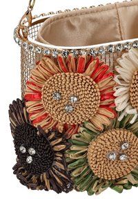 Tkany kwiatowy portfel z siatkową złotą ramką, wielokolorowymi kwiatowymi akcentami i detalami z dżetów. Wyściełany beżową tkaniną wewnątrz.