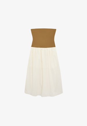 Strapless jurk met aansluitend bruin lijfje en vloeiende witte rok, midi lengte, zonder patronen of versieringen, afgebeeld op een witte achtergrond.