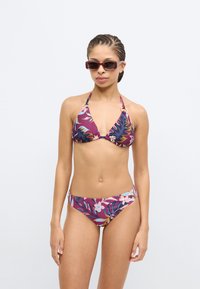 Τριγωνικό μπικίνι με λουλουδάτο σχέδιο σε αποχρώσεις του μοβ και πράσινου, με χρυσά διακοσμητικά στο ντεκολτέ.