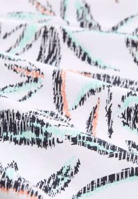 Tejido con patrón que presenta un diseño abstracto en negro, verde menta y coral sobre un fondo blanco, con una textura suave y superficie lisa.