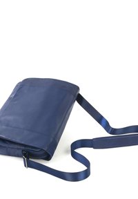 Borsa a tracolla in pelle blu con texture liscia, forma rettangolare e tracolla piatta regolabile. Caratterizzata da una chiusura con zip e un design minimalista.