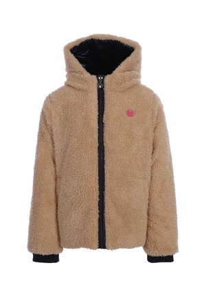 Tan-kleurige, pluizige jas met capuchon, zwarte ritssluiting en boorden, met een klein rond rood logo op de borst.