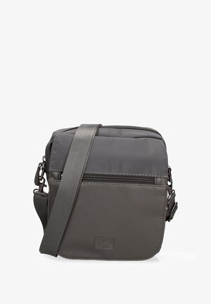 Borsa a tracolla grigia con una texture sintetica liscia, dotata di una tasca frontale con zipper e di una tracolla regolabile. Design minimalista.