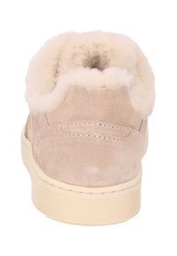 Lichtbeige suède schoen met een crème bontvoering en een gestructureerde rubberen zool. De achteraanzicht benadrukt de zachte kraag en de stiksels.