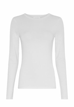 Einfaches weißes, langärmliges, eng anliegendes Shirt mit rundem Ausschnitt, von vorne auf weißem Hintergrund gezeigt.