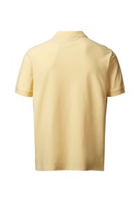 Tricou polo simplu, cu mâneci scurte, de culoare galben deschis, cu guler, prezentat din spate pe un fundal alb.