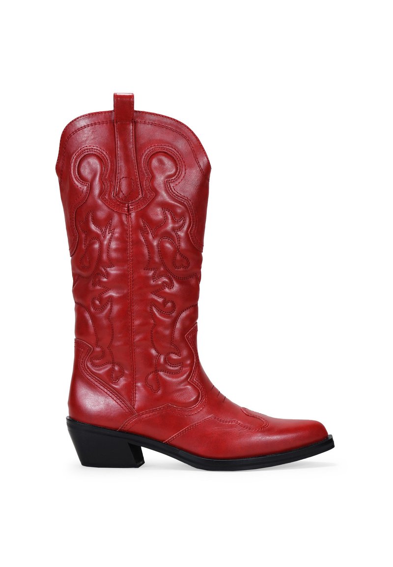 Botas vaqueras de cuero rojo con patrones de costura intrincados, punta afilada y tacón cuadrado. Presentan una lengüeta lateral para facilitar su uso.