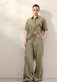 Next TALL FIT WIDE TEXTURED  - Kalhoty - khaki green