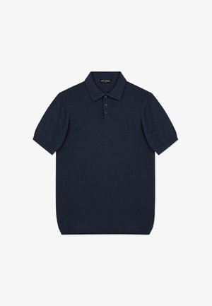 Granatowa koszulka polo z krótkim rękawem, trzema guzikami i klasycznym kołnierzykiem, rozłożona na płasko na białym tle.