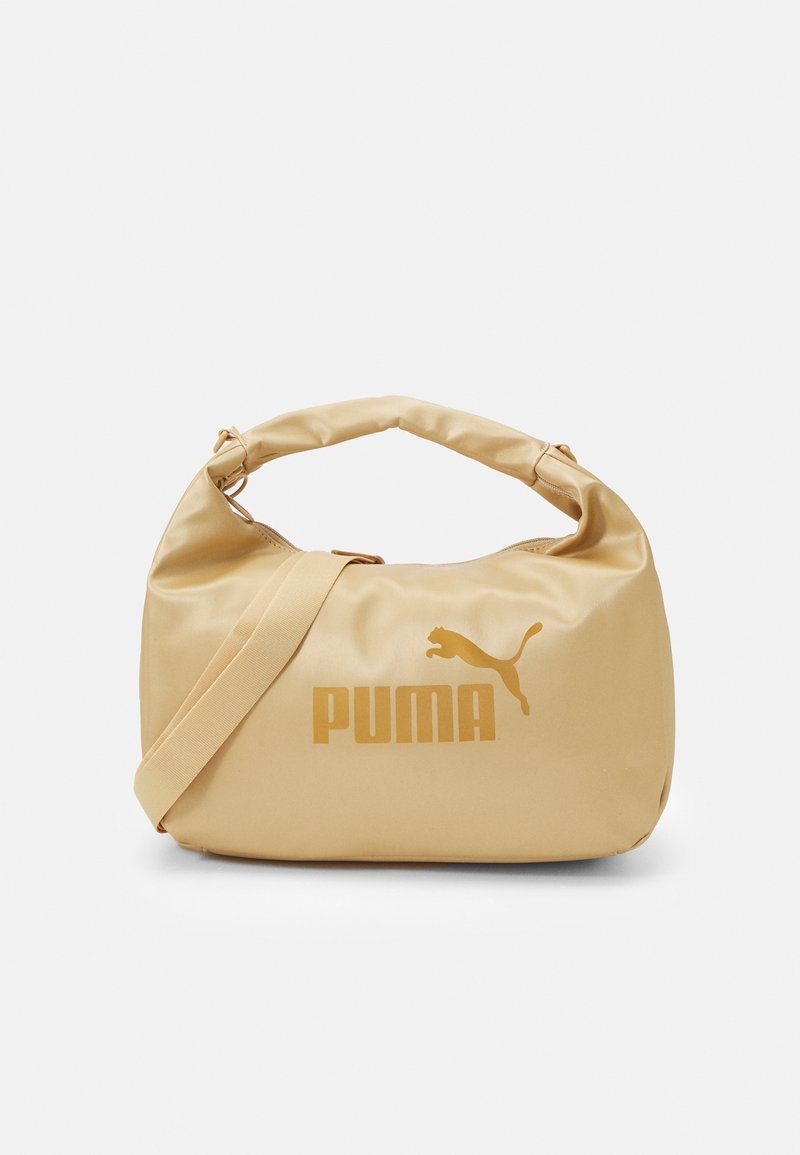 Beige Puma skuldertaske med polstret håndtag og justerbar rem, med Puma-logo i mørkere beige på fronten.