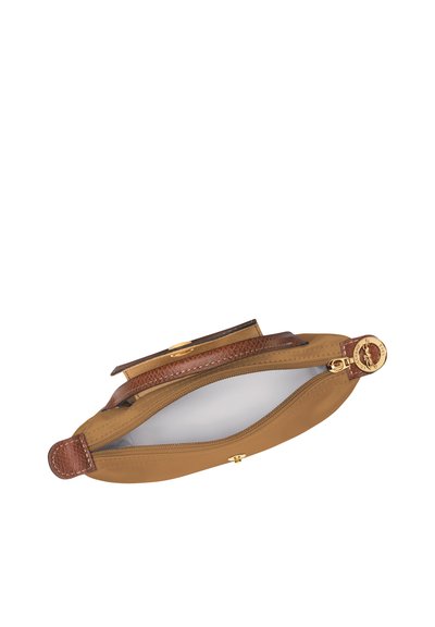 Braune Leder-Clutch mit einem strukturierten Einsatz, Reißverschluss und goldenen Beschlägen. Glattes Innenfutter und schlanker, rechteckiger Stil.