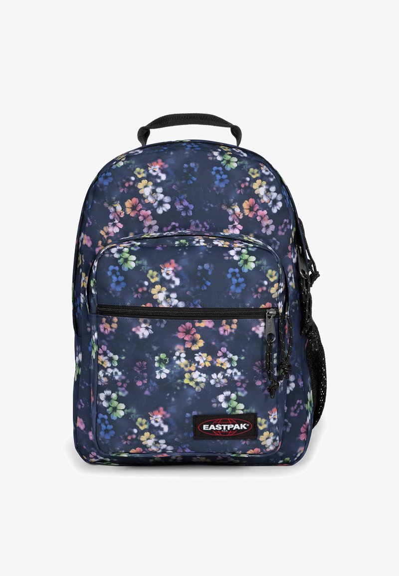 Plecak Eastpak z kwiatowym wzorem w ciemnym granacie, z przednią kieszenią na zamek, czarnymi uchwytami i wyściełanymi szelkami.
