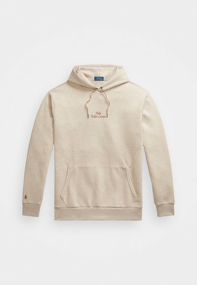 Beige hoodie lavet af blødt stof med en kangaroo-lomme, snoretræk i hætten og broderet "Polo Ralph Lauren" logo på brystet.