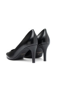 Czarne skórzane buty na wysokim obcasie z zaostrzonym noskiem i gładką fakturą, wyposażone w cienki obcas i dyskretne oznaczenie na wkładce.