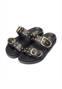 Zwarte schuifslippers met twee brede banden voorzien van gouden studs en gespen. Zachte voetbed en gestructureerde zool ontworpen voor comfort.