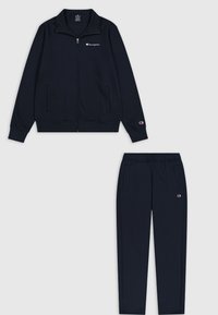 Chándal de forro polar azul marino con chaqueta con cremallera que cuenta con bolsillos laterales y un cuello acanalado, combinado con pantalones de cintura elástica. Logo de la marca visible.