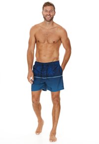 Shorts de bain pour hommes en dégradé bleu marine avec des rayures horizontales bleues. Dotés d'une taille élastique avec cordon de serrage et de poches latérales.