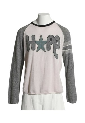 Pull à manches longues avec corps rose clair, manches grises à rayures, et le mot "HOPE" en grandes lettres avec une étoile remplaçant le O.