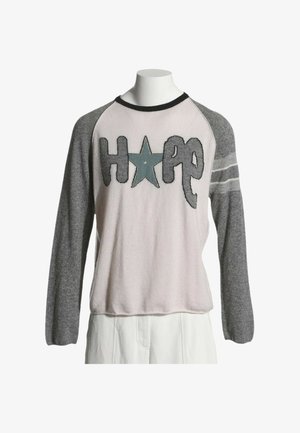 Pull à manches longues avec corps rose clair, manches grises à rayures, et le mot "HOPE" en grandes lettres avec une étoile remplaçant le O.