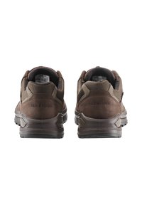 Braune Wanderschuhe aus Wildleder und Mesh-Materialien, mit gepolsterter Ferse, strukturierten Gummisohlen und einem Logo auf der Rückseite.