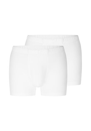 Zwei weiße Herrenboxershorts mit elastischem Bund vor einfarbigem Hintergrund dargestellt.