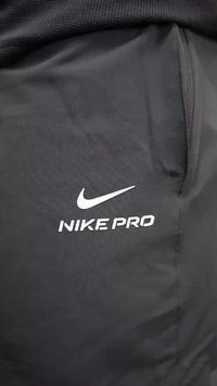 Crni materijal s Nike Pro logotipom i bijelim Swooshom, prikaz bližeg pogleda na sportski materijal i detalje šavova.