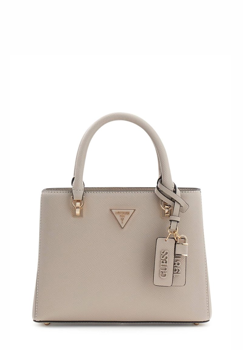 Beżowa, strukturalna torba wykonana z fakturowanego materiału, z elementami w złotym kolorze, podwójnymi uchwytami oraz odpinaną zawieszką z logo.