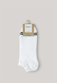 Hvide ankelstrømper lavet af blødt stof, med to sorte striber øverst. Vedhæftet mærke viser "Pepe Jeans" logoet og produktnavnet.