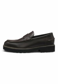 Bruine leren loafers met een strak ontwerp, voorzien van een gestikte moccasinpunt, dikke zwarte rubberen zool en decoratieve banddetails.