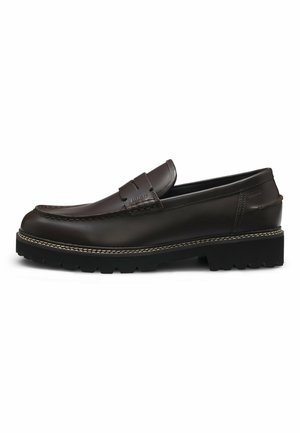 Bruine leren loafers met een strak ontwerp, voorzien van een gestikte moccasinpunt, dikke zwarte rubberen zool en decoratieve banddetails.