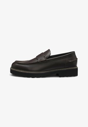 Braune Lederloafer mit einem eleganten Design, featuring eine genähte Mokassin-Zehenpartie, dicker schwarzer Gummisohle und dekorativen Riemen-Details.