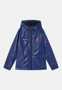 Niebieska wodoodporna kurtka z kapturem, zapinana na zamek z przodu, z elastycznymi mankietami, dwoma kieszeniami oraz naszywkami z logo Ellesse na piersi i na dole.