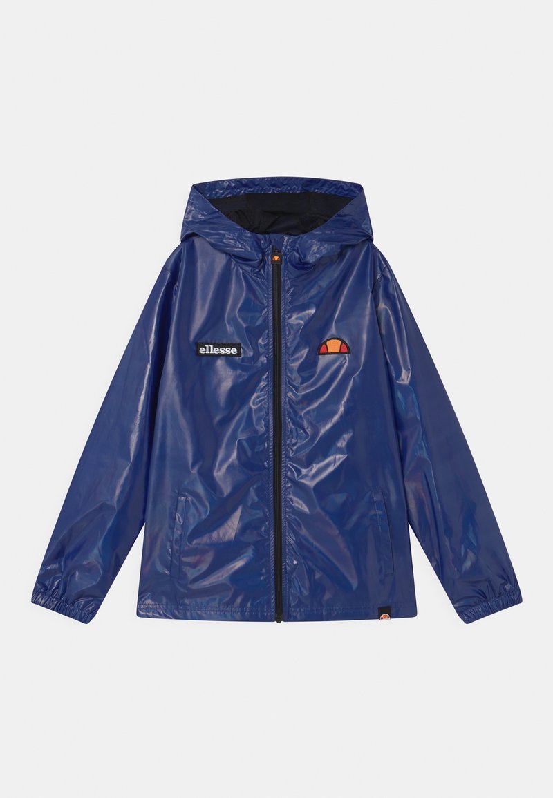 Niebieska wodoodporna kurtka z kapturem, zapinana na zamek z przodu, z elastycznymi mankietami, dwoma kieszeniami oraz naszywkami z logo Ellesse na piersi i na dole.