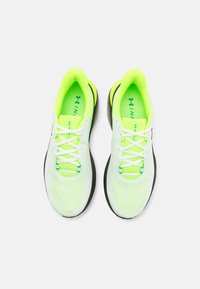 Zapatillas deportivas blancas y verde neón con parte superior de malla, puntera redonda, collar acolchado y suela de goma negra. Cuenta con cordones blancos.