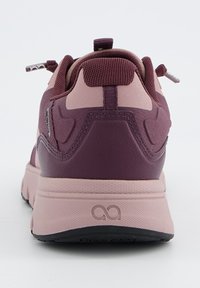 Baskets de sport bordeaux et rose avec un collier rembourré, des matériaux texturés et une semelle en caoutchouc épaisse ornée d'un design de logo unique.