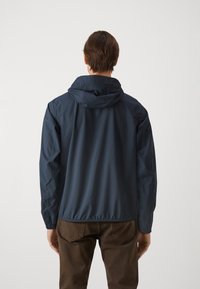 Marineblauwe lichtgewicht jas met een capuchon, elastische manchetten en zoom, gemaakt van glad waterdicht materiaal, met een eenvoudig ontwerp.