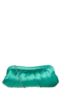 Borsetta a tracolla in satin teal con design plissettato, tracolla in catena argentata e superficie liscia e lucida. Forma minimalista ideale per occasioni formali.