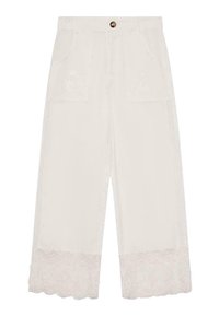 Pantalones anchos blancos con bolsillos bordados y un acabado de encaje en el dobladillo. Hechos de una tela suave, cuentan con un cierre de botón en la parte delantera.