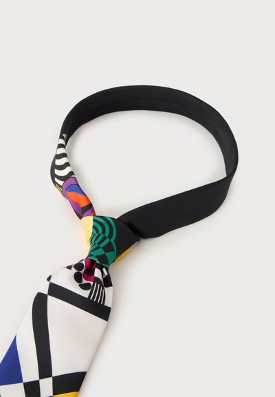Cravate élastique avec un nœud et des motifs géométriques et abstraits vibrants en noir, blanc, vert, violet, orange et jaune.