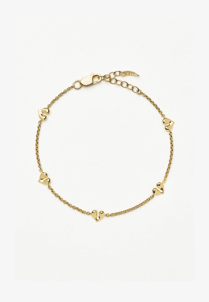 Χρυσό βραχιόλι αλυσίδα με έξι λαμπερά ακανόνιστα καρδιόσχημα συνδετικά και κλείσιμο με κούμπωμα καβουράκι σε λευκό φόντο.