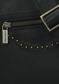 Borsa in pelle nera con chiusura a zip, accessori metallici, borchie decorative e logo in rilievo. Texture liscia con una delicata finitura a grana.