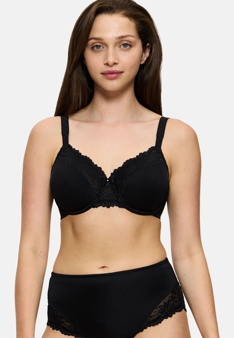Soutien-gorge noir avec bordure en dentelle florale, armatures, bretelles réglables, et culotte taille haute assortie noire avec accents en dentelle.