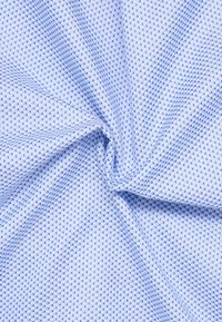 Lichtblauwe geweven stof met een geruit patroon, met kleine vierkanten in verschillende tinten blauw, zachte textuur en gladde afwerking.