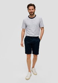 s.Oliver BERMUDA PHOENIX REGULAR FIT  TAILLE MI-HAUTE STRAIGHT LEG - Shorts - navy