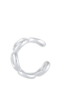 Pendiente de oreja plateado con un diseño retorcido. Las formas redondeadas crean un aspecto orgánico. Acabado de metal liso y brillante. Estilo abierto para facilitar el uso.