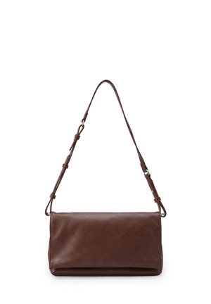 Borsa a tracolla in pelle marrone con tracolla regolabile e chiusura a patta, mostrata su sfondo bianco.