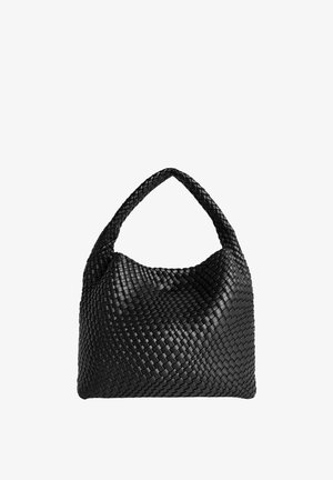 Bolso de mano negro tejido en cuero con un solo asa trenzada gruesa, que presenta una forma rectangular suave y caída.
