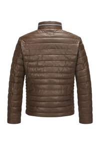 Braune Lederjacke mit gestepptem Design, ausgestattet mit einem hohen Kragen, gerippten Akzenten und einer glatten Textur. Die Rückansicht zeigt eine schlanke Silhouette.