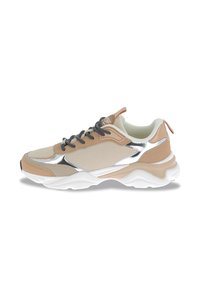 Chaussure de sport beige et argentée avec matériel en mesh et synthétique, bout arrondi, semelle contrastante, accents texturés et détails cousus.